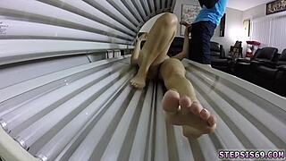 Kurvička 18+ s velkýma prsama se nechá ošukat otravným pasynkem