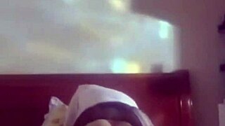 青藤妹妹 mature asian beauty eagerly rides a big monster cock barefoot in close-up 😍