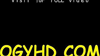 Млада красавица опитва стар пенис?