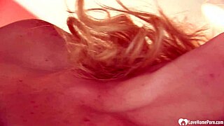 Очарователна блондинка кучка разтваря задника и путката си за забавление