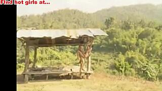 Cewek Asia Panas 18+ Keluarin Tits Alami Saat Ngentot Outdoor