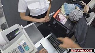 Ung brunette gir blowjob og hard knull.