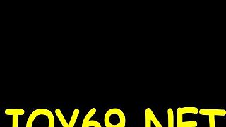 Den søde petite 18+ pige alene naken fingerer sin våde fisse med legetøj i softcore solo