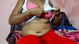 Kåt indisk stesøster leker med kuken i hindi rollespill