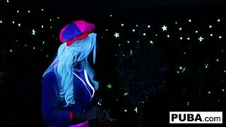 i share halloween scare with 2 hot blondes