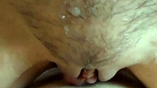 follada y gimiendo con ese coño hinchado y gordo, damn! 😜