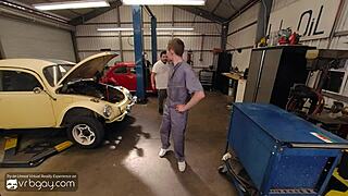 Gay twink mekaniker suger chef før anal knul i POV