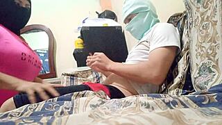 madrastra seduce a su hijastro invitandole a mirar mientras ella se masturba