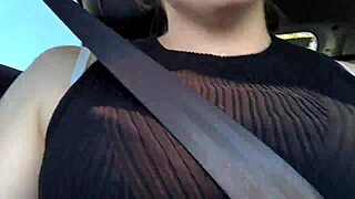 Dejé que el conductor del Uber METIERA SUS DEDOS en mi coño apretado