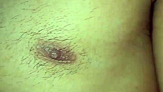 tatuado gostoso cede ao desejo e entrega o rabo ao vizinho dotado