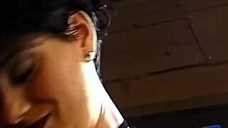 Elodie Chérie, Belle Brune Rebelle, Baisée Sauvagement dans la Remise avec Ses Gros Seins.