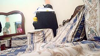 madrastra seduce a su hijastro invitandole a mirar mientras ella se masturba