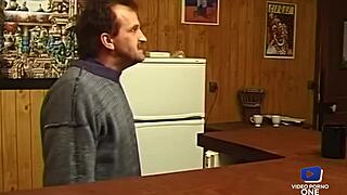 Elodie Chérie, Belle Brune Rebelle, Baisée Sauvagement dans la Remise avec Ses Gros Seins.