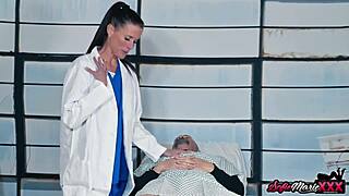 La cougar docteure Sofie Marie domine son patient d'une branlette