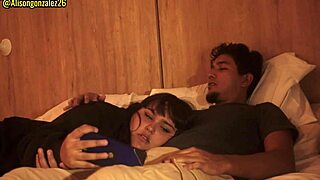 Søvnig stesøster hviler på brors fang, bønnfaller nei til munnaksjon. Ting blir rart fort