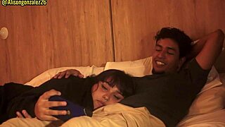 Сонная сводная сестра отдыхает на коленях брата, умоляя без орального. Вещи становятся странными быстро