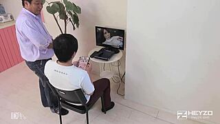 Japonská Ázijka s veľkými kozami - výbušný handjob a creampie do pŕs