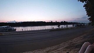 Fazendo putaria extrema ao ar livre na cara dos estranhos uau!