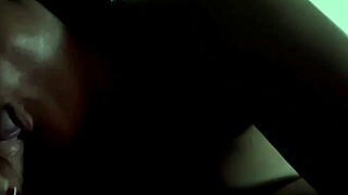 Aluna Novinha Aprendendo A Mamar Com O Professor No Escuridão Do Netflix