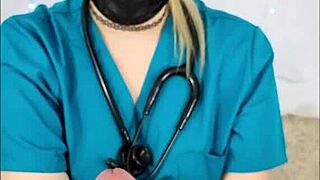 护士用玩具和手指玩弄，医院激烈射精时刻