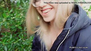 Blondína v pančuchách dostáva v kríkoch od amatérskeho chlapa