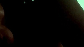 Aluna Novinha Aprendendo A Mamar Com O Professor No Escuridão Do Netflix