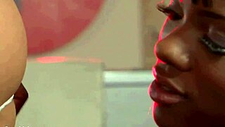 Extrémní divoká lesbická párková orgie s polibky a tančením