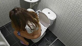 spying on my stepsister’s juicy ass in the bathroom, damn!