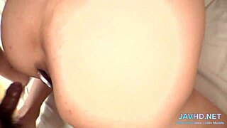 美味的日本小妞在出租车里喷出奶油般的液体