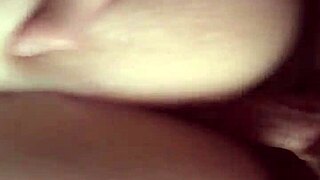 V našom domácom videu som ojebal svoju šťavnatú frajerku, kým kamoš pozeral.