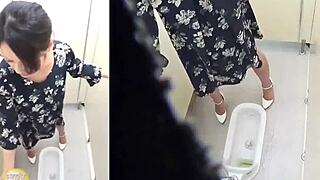 이 격렬한 일본 오줌 오르가즘 순간에 떨려!