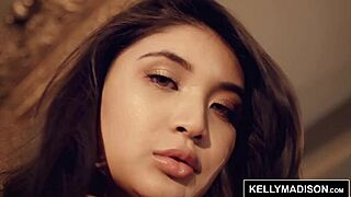 Eh Ryan Madison kenapa pancut dalam Brenna Sparks dua kali pakai cermin mata seksi?