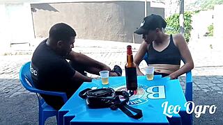 deixei a sapatão bêbada e meti a piroca nela, ela gemeu alto