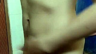 I'm watching this gay vietnamese guy masturbate, it's hot