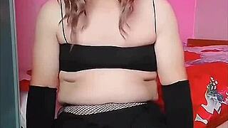 Sissy Travesti Seksi Elbisesiyle Büyük Kıçını Gösteriyor, Beyaz Gay Erkek Model Olarak