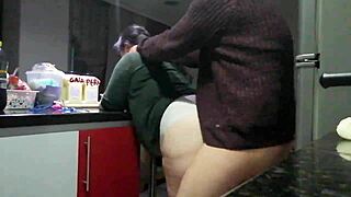 Hey, la voisine ronde m'appelle quand son mari est parti