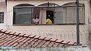 Knullet med venninna på balkongen og ble nakne for gata