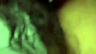 Красива брюнетка в случайна сцена с тийн 18+