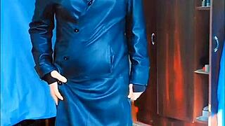 Sissy Travesti Seksi Elbisesiyle Büyük Kıçını Gösteriyor, Beyaz Gay Erkek Model Olarak