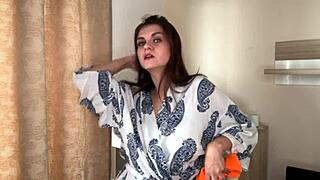 फैट लंड वाली स्टेपमदर स्टेपसन को मिल्की निपल चाटने के लिए फोर्स करती है।