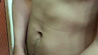 I'm watching this gay vietnamese guy masturbate, it's hot