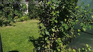 O spionez pe mama vitregă făcând plajă goală în curte