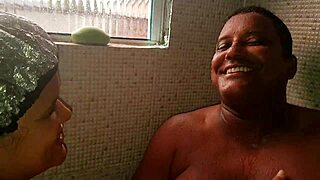 หนุ่มผิวดำบุกกระท่อมปาตี้น้ำก้นใหญ่