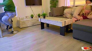 yo, me follé a mi madrastra mientras su esposo hablaba por teléfono!