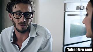 オフィス事務員が同僚とセックス