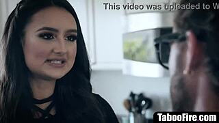 オフィス事務員が同僚とセックス