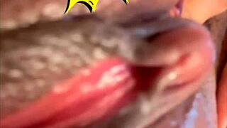 eu dei a ela uma sessão de treinamento pessoal depois da academia, lambendo sua buceta