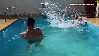 eu e meu parceiro fodemos o safado na piscina, com chupadas e foda no cu?
