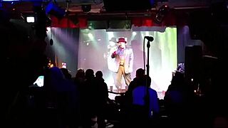 hey, watch me pump breast milk in public, it's quite a show