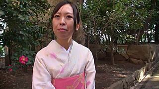 일본 미녀 Nozomi Tanaka가 유카타 입고 뜨거운 섹스 액션. 너무 핫! 🔥